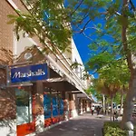 Queen Bedroom In Best Location! Apartment Is Shared In A 2 Rooms Apt - Parking, Laundry And Drop Off Lugagge !