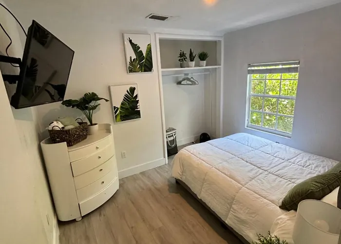 Queen Bedroom In Best Location! Apartment Is Shared In A 2 Rooms Apt - Parking, Laundry And Drop Off Lugagge !