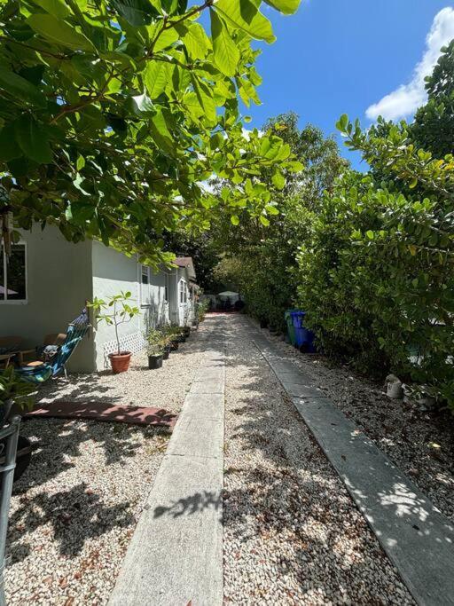 Queen Bedroom In Location! Is Shared In A 2 - Parking, Laundry And Drop Off Lugagge ! Apartamento *