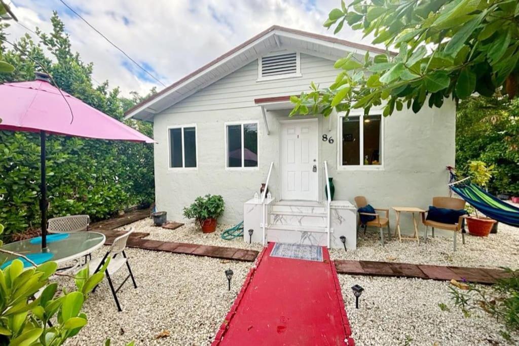 Queen Bedroom In Location! Is Shared In A 2 - Parking, Laundry And Drop Off Lugagge !
