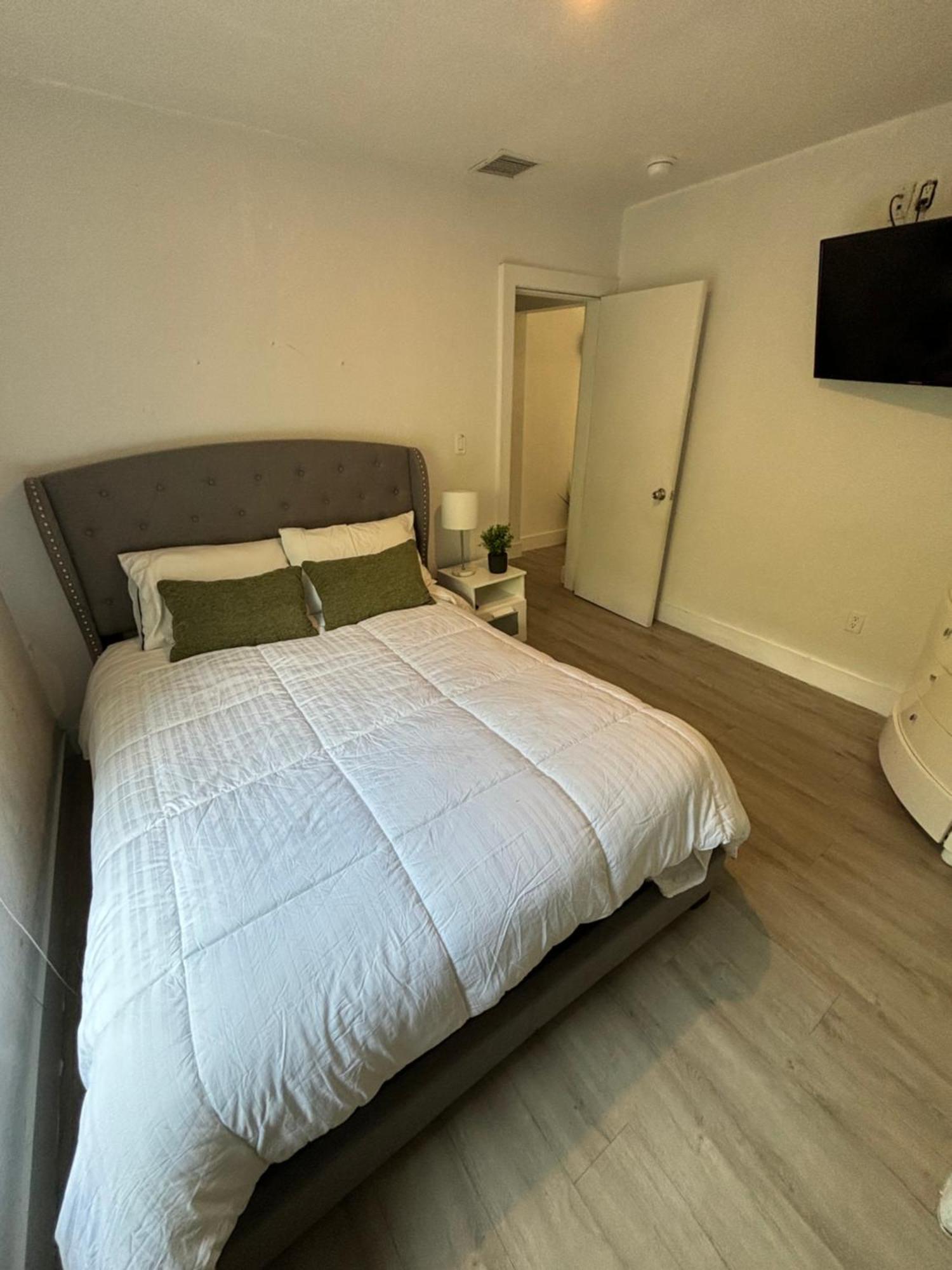 Queen Bedroom In Location! Is Shared In A 2 - Parking, Laundry And Drop Off Lugagge ! Apartamento *