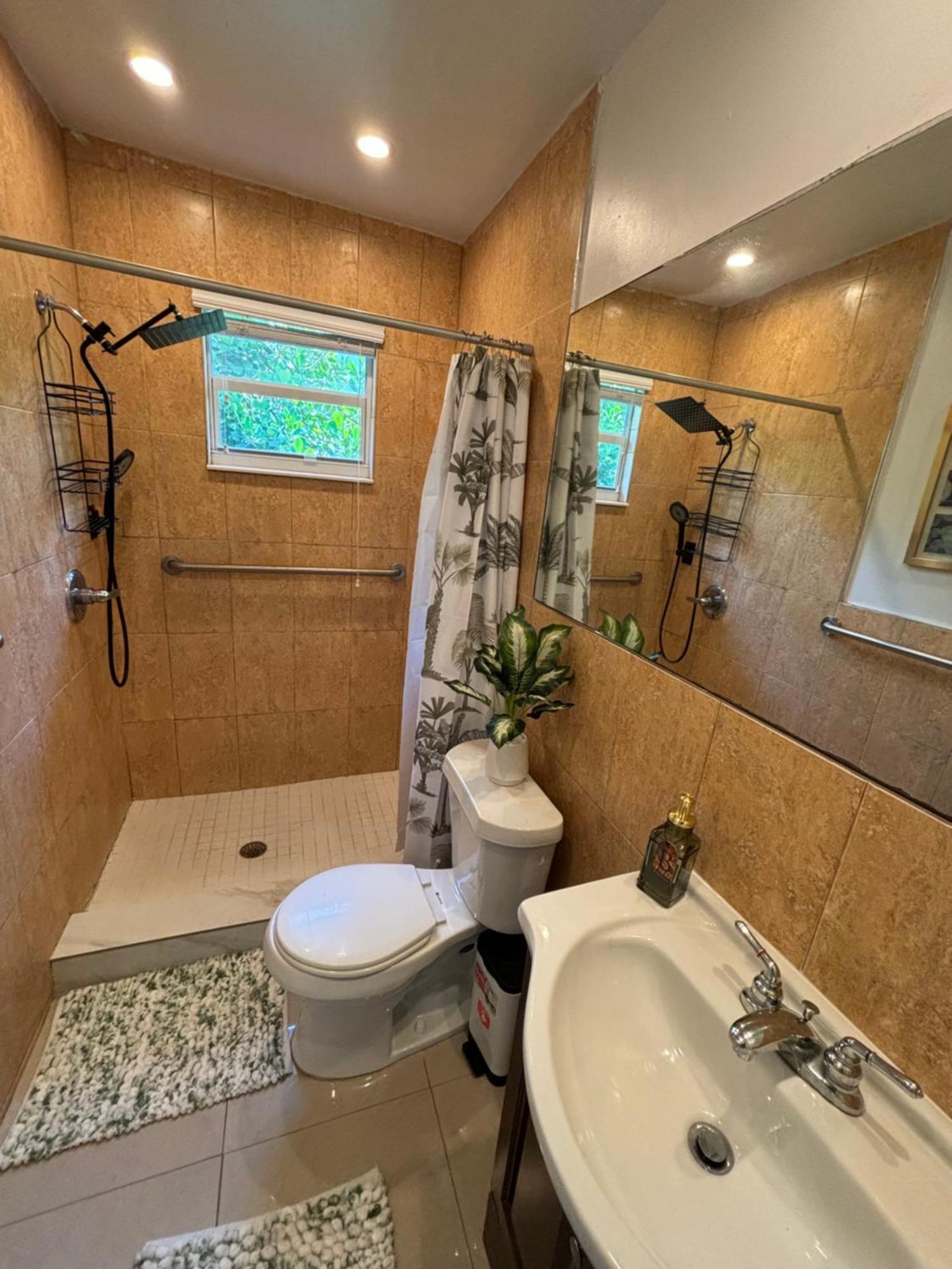 Queen Bedroom In Location! Is Shared In A 2 - Parking, Laundry And Drop Off Lugagge ! * Miami
