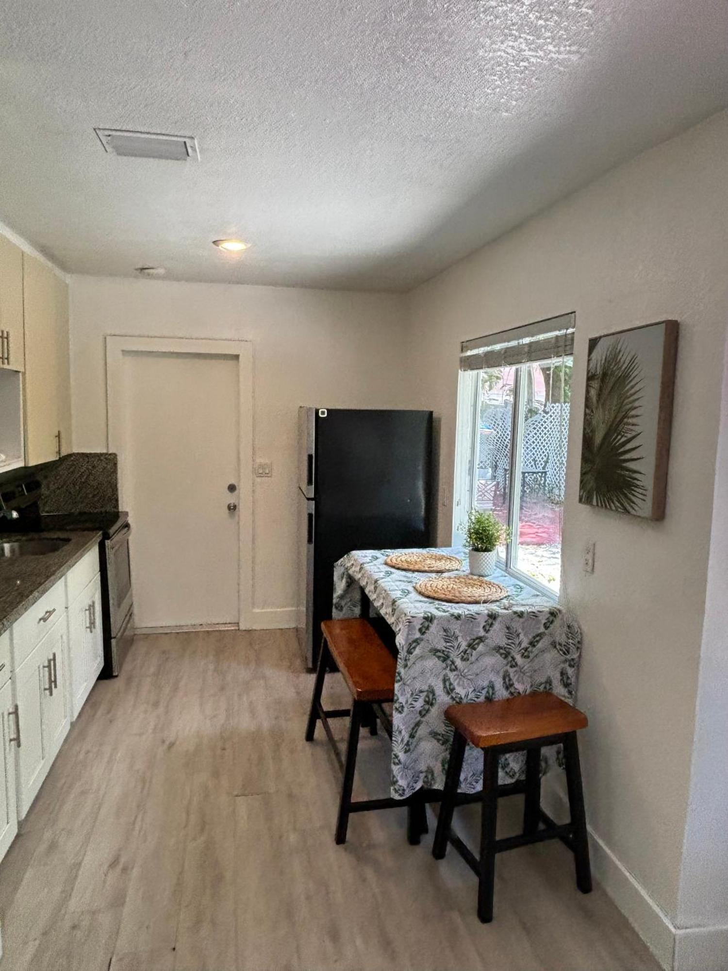 Queen Bedroom In Location! Is Shared In A 2 - Parking, Laundry And Drop Off Lugagge !