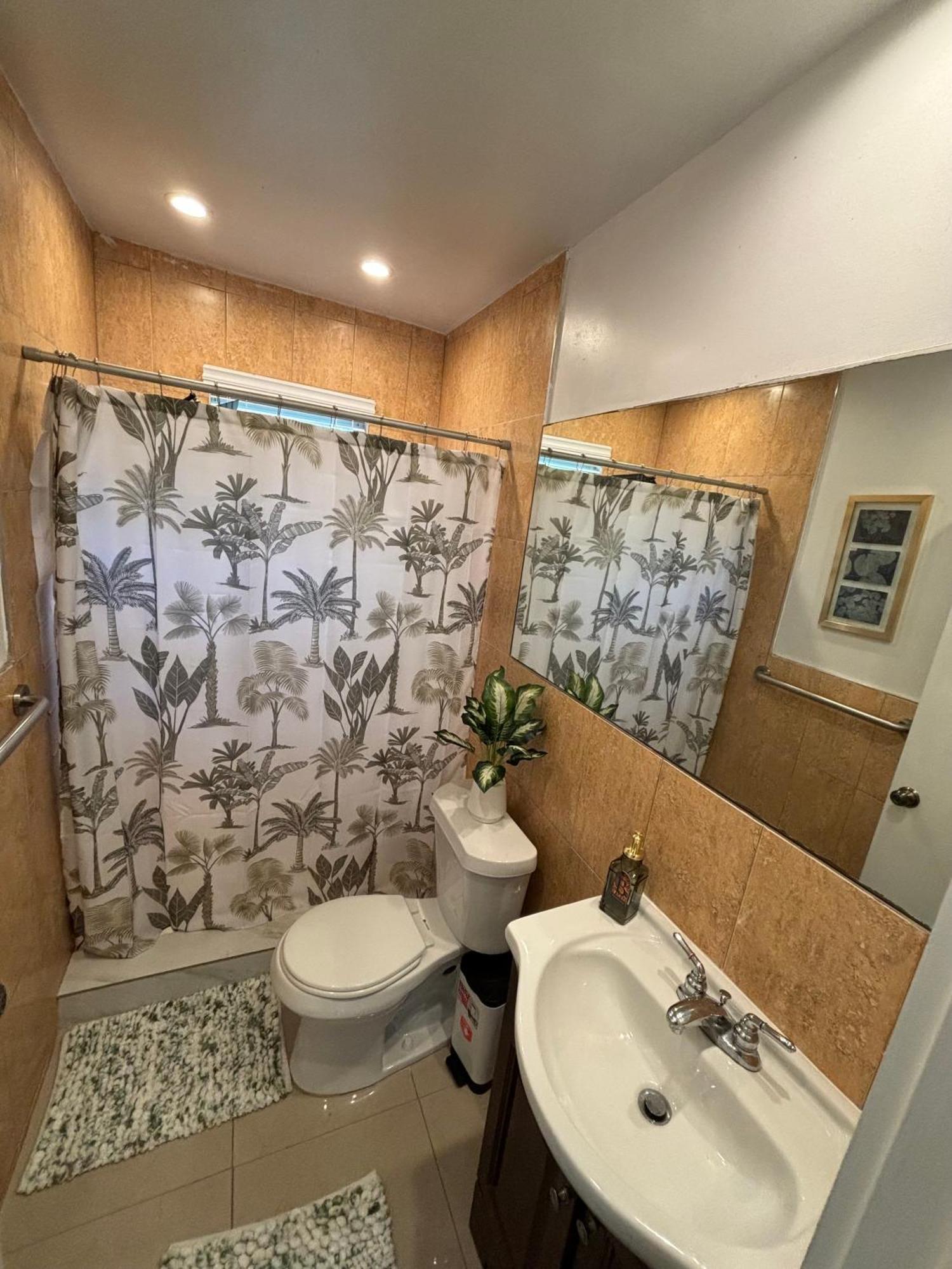 Queen Bedroom In Location! Is Shared In A 2 - Parking, Laundry And Drop Off Lugagge ! Apartamento Miami