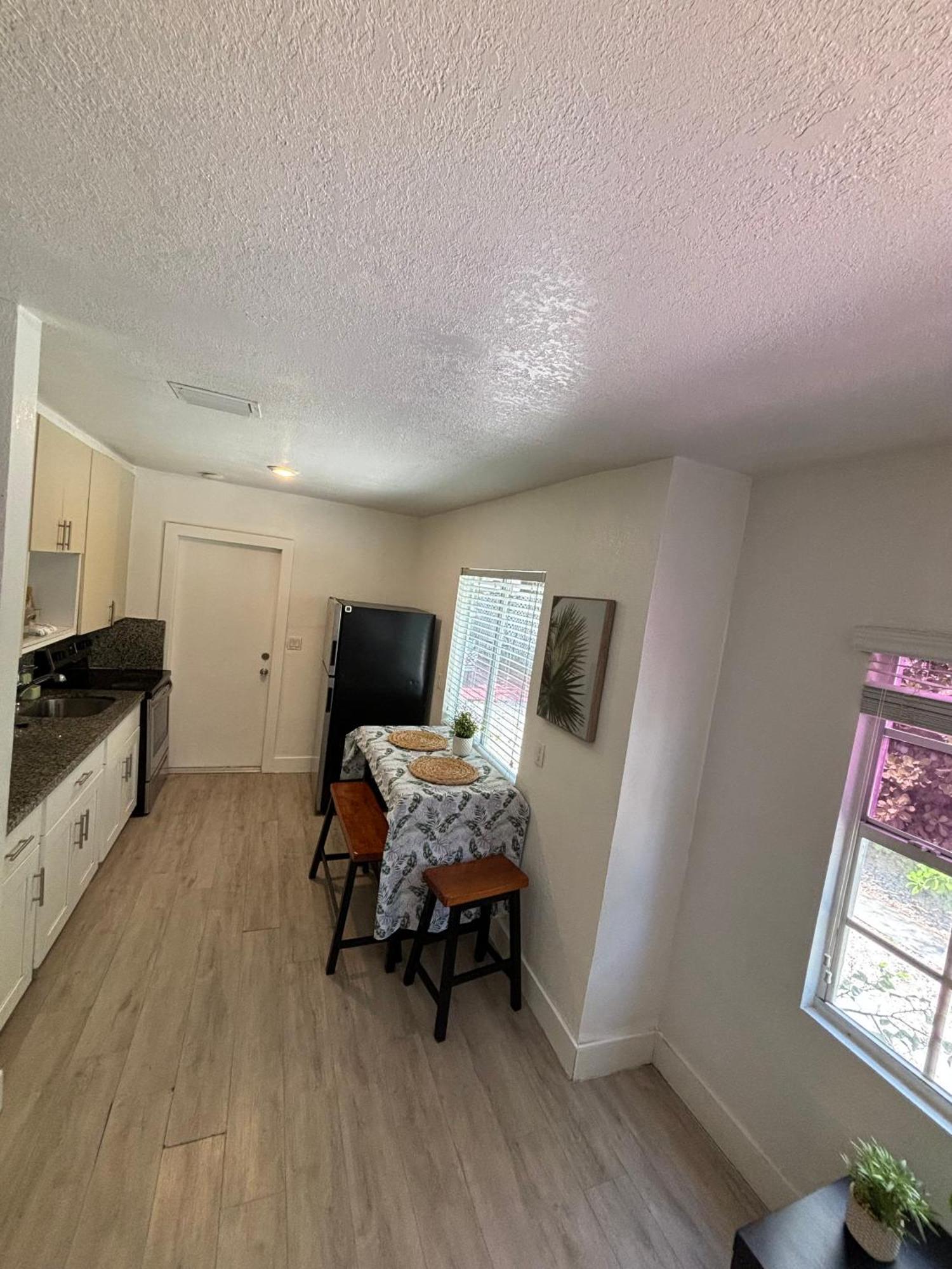 Apartamento Queen Bedroom In Location! Is Shared In A 2 - Parking, Laundry And Drop Off Lugagge ! *