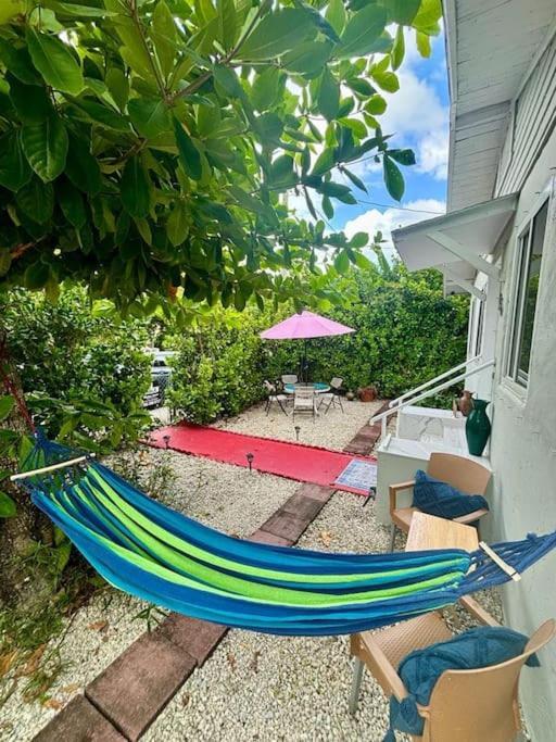 Queen Bedroom In Location! Is Shared In A 2 - Parking, Laundry And Drop Off Lugagge !