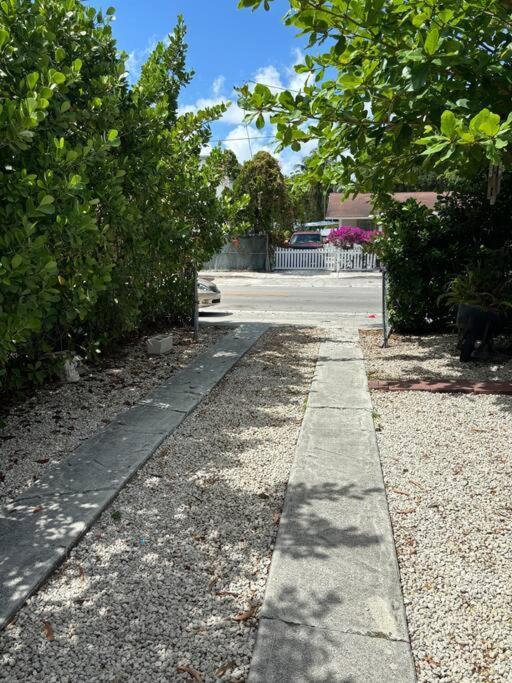 Queen Bedroom In Location! Is Shared In A 2 - Parking, Laundry And Drop Off Lugagge ! Apartamento Miami