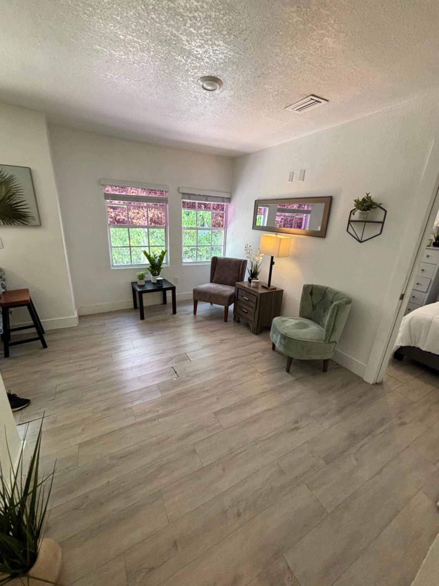 Queen Bedroom In Location! Is Shared In A 2 - Parking, Laundry And Drop Off Lugagge ! Apartamento *