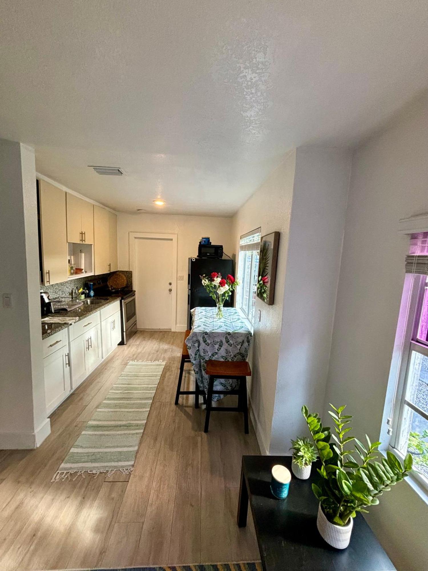 Queen Bedroom In Location! Is Shared In A 2 - Parking, Laundry And Drop Off Lugagge !